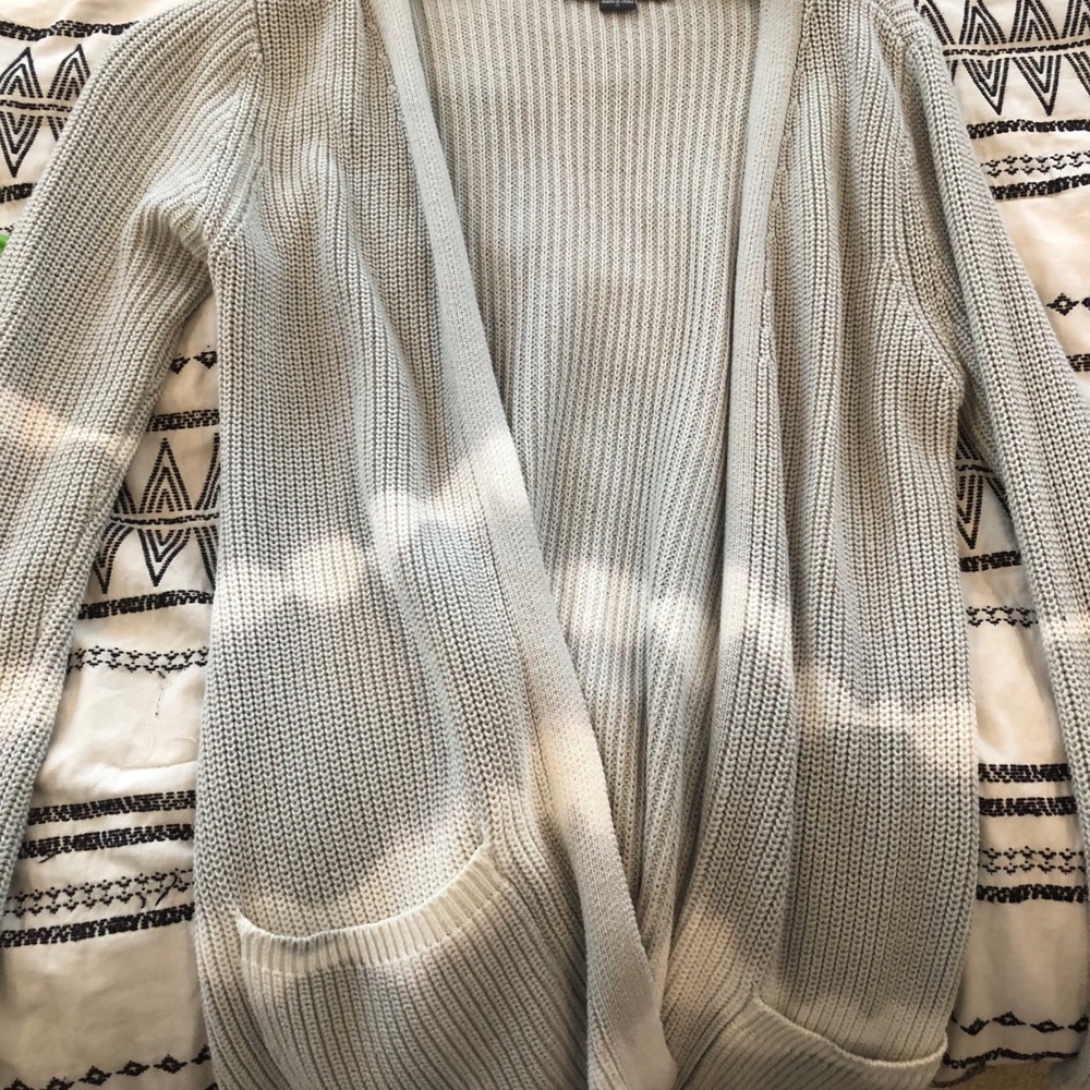 Grey/white cardigan with pockets